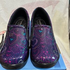 Easy Street Easy Works 
Leeza Slip Resistant Work Clogs Women Sz 7 Purple